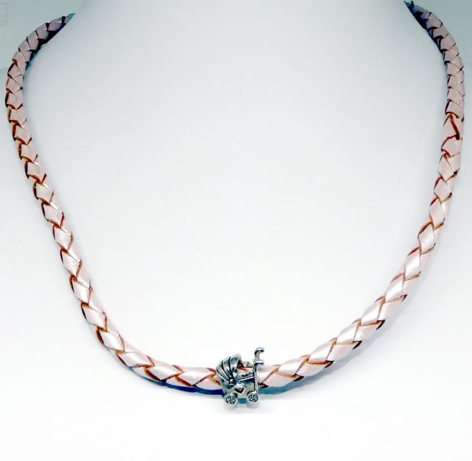 Hetty'S - Chic collier - van roze leer - met zilveren kinderwagen en slot
