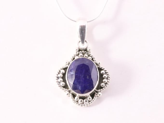 Bewerkte zilveren hanger met blauwe saffier aan ketting