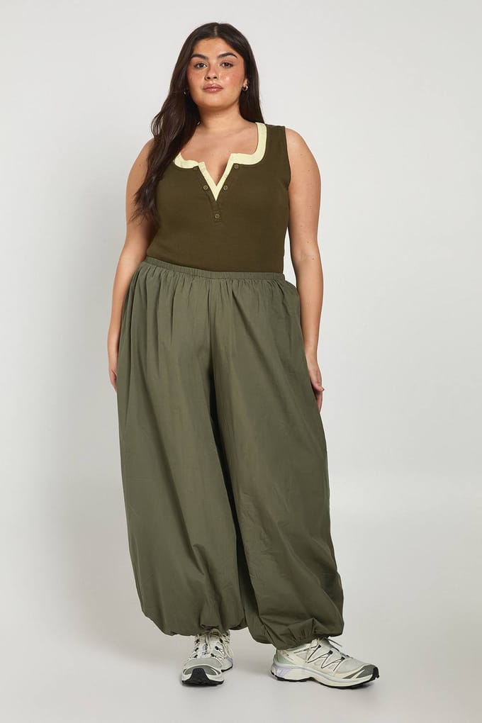boohoo Dames Plus Geribbelde Contrast Henley Knoop Vest Top | Kaki | Maat: 46