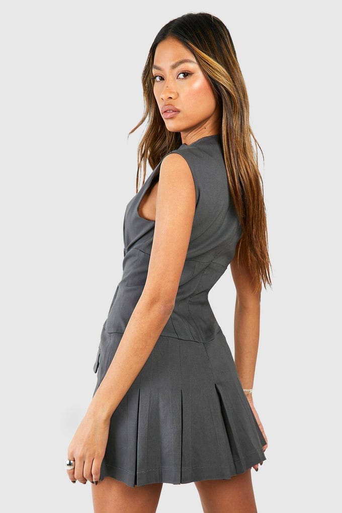boohoo Dames Op maat gemaakte notch-hals geplooide mini-jurk | Houtskool | Maat: 42