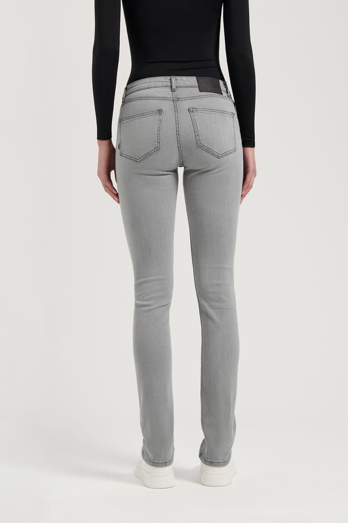 Mud Jeans Faye Low Slim Light Grey Taglia: W27L34 | Pantaloni da completo Outlet | Donna | Grigio