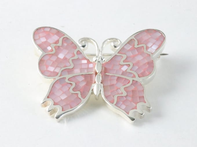 Zilveren vlinder broche met roze parelmoer
