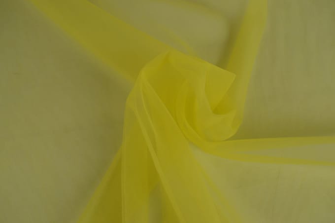 15 meter bruidstule - Licht geel - 150cm breed