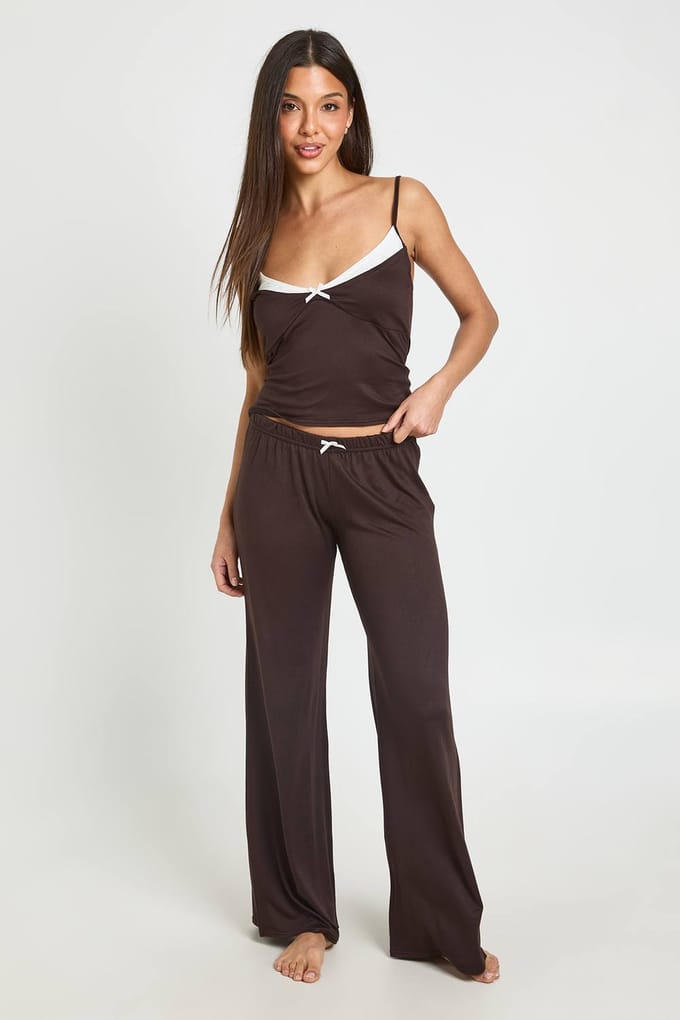boohoo Dames Tall Pyjama Set Met Contrasterende Cami En Broek | Chocoladebruin | Maat: 44