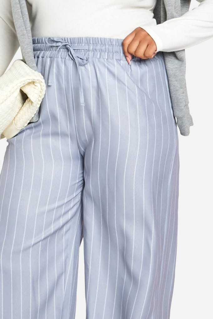 boohoo Dames Plus gestreepte geweven broek met trekkoord | Grijs | Maat: 56