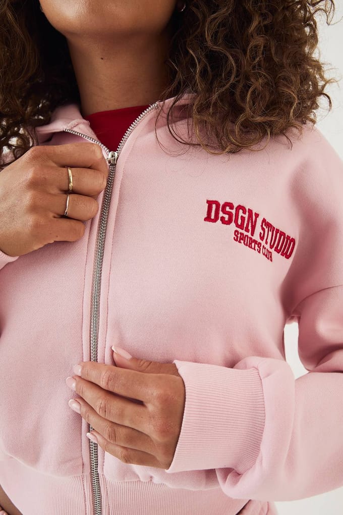 Dames Dsgn Studio Applique Boxy Crop Hoodie Met Rits | Pink | Maat: Medium