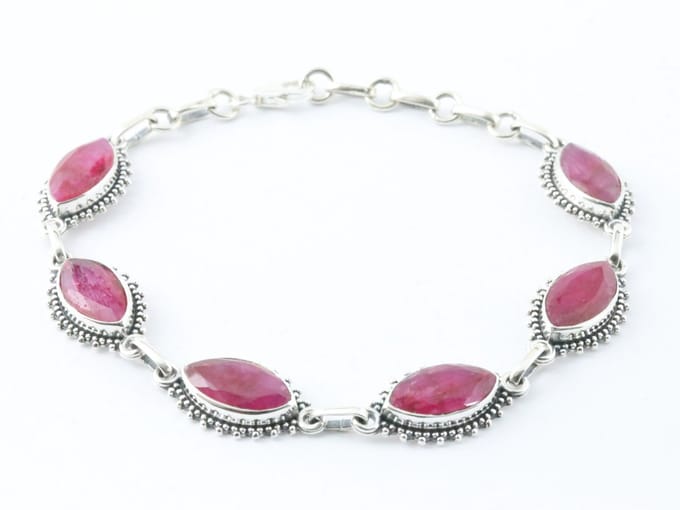 Bewerkte zilveren armband met robijn