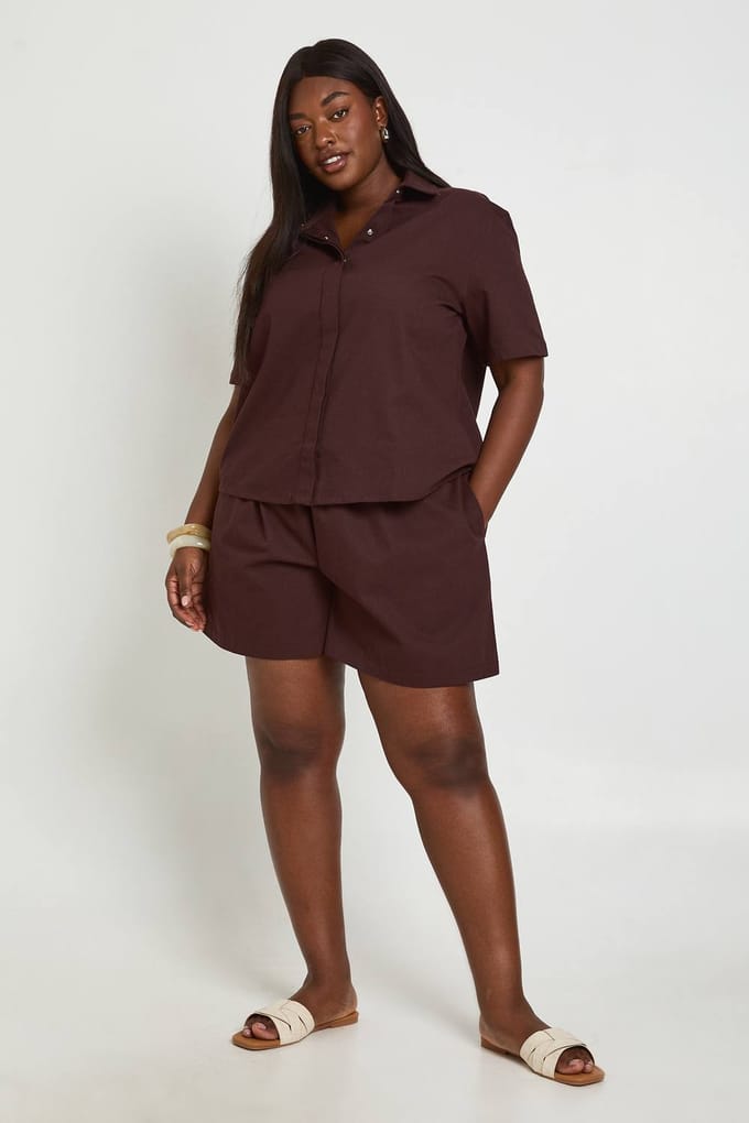 boohoo Dames Plus Chambray Boxy Flippy Short | Chocoladebruin | Maat: 44