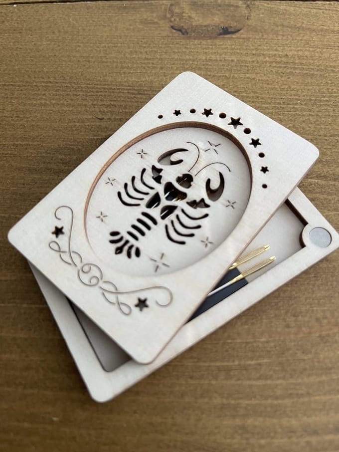 NAALDENDOOSJE Sterrenbeeld KREEFT - hout met magneetstrip - 7,5 x 5 x 1 cm met deksel