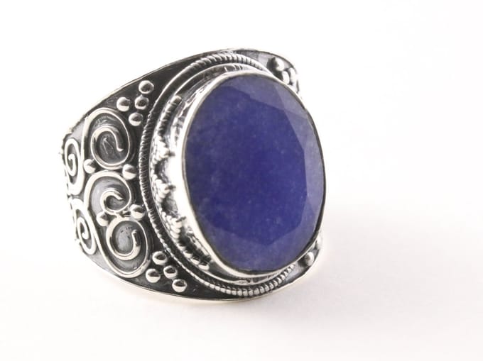 Bewerkte zilveren ring met blauwe saffier - maat 18