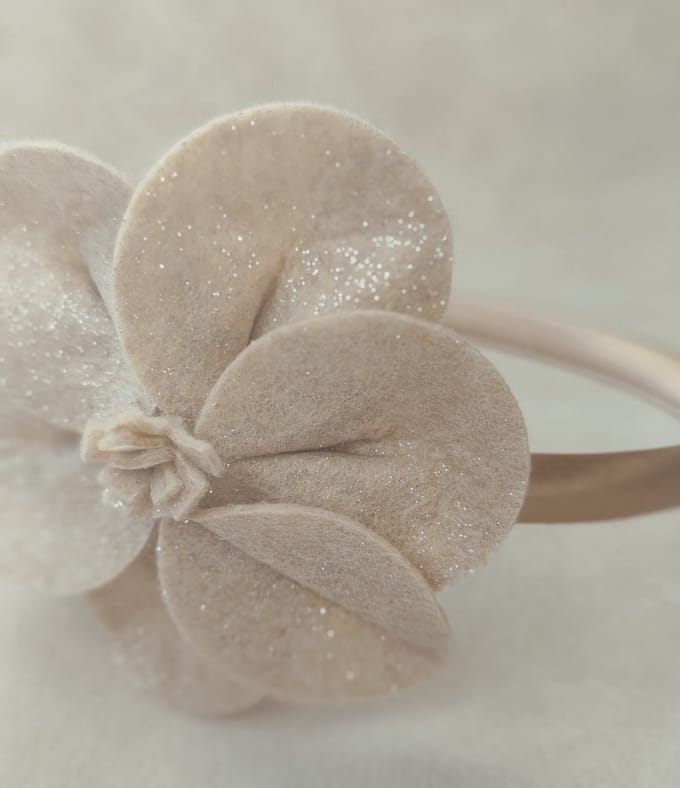 Diadeem glitterbloem 7 cm groot