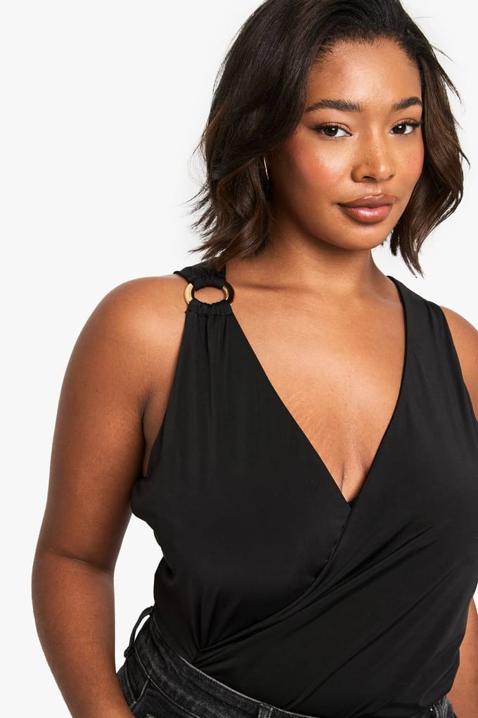 boohoo Dames Plus Wrap Bodysuit met gerimpelde randdetails | Black | Maat: 28
