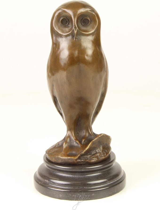 Een bronzen jonge uil op een sokkel