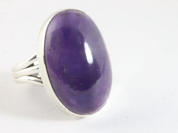 Grote ovale zilveren ring met amethist - maat 20