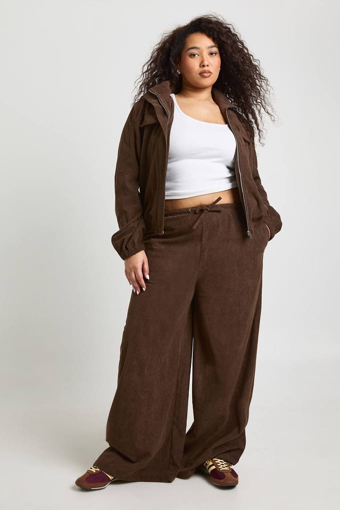 boohoo Dames Plus Corduroy Wijde Pijpen Broek | Chocoladebruin | Maat: 44
