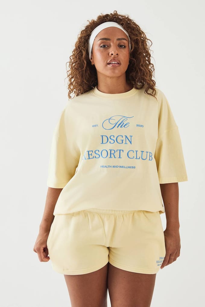 Dames Dsgn Studio Resort Club Geborduurd Oversized T-shirt | Citroen | Maat: Small