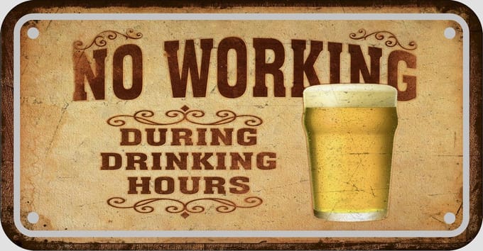 Houten tekstbord "No working during drinking hours"