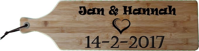 Borrelplank Met eigen naam en datum - Perfect cadeau voor valentijn - Bamboe hout - 17x63cm - Serveerplank