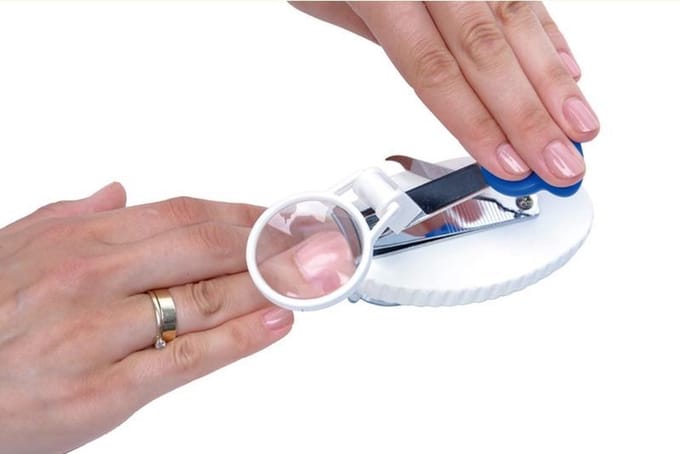 Nagelknipper op zuignappen met vergrootglas voor éénhandig gebruik