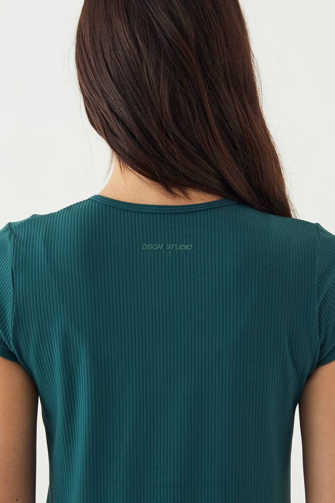 Dames DSGN Studio Ultra Sculpt Geribbeld Doorknoop Top met Korte Mouwen | Pine | Maat: Medium