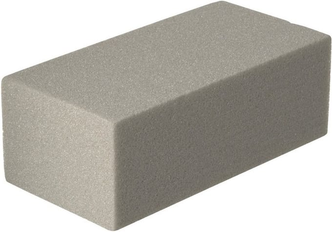 Hobby/knutsel Steekschuim/oase - 2x - droog gebruik - Bloemstukken/kerststukjes maken - 23 x 7 x 11 cm