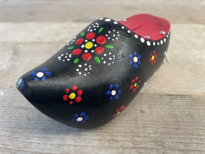 Spaarpot klomp handpainted zwart met Staphorsterstipwerk 2