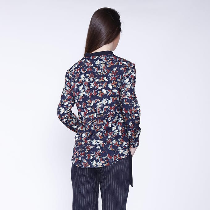 Satin Col-V Blouse en bladeren print