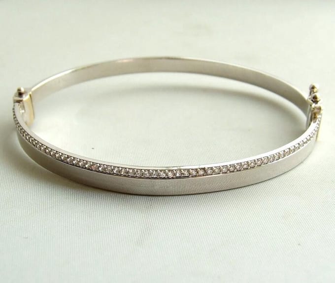 14 karaat wit gouden Christian bangle met zirkonia