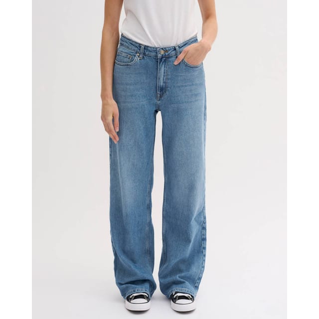 My Essential Wardrobe 10704222 05 the louis jeans