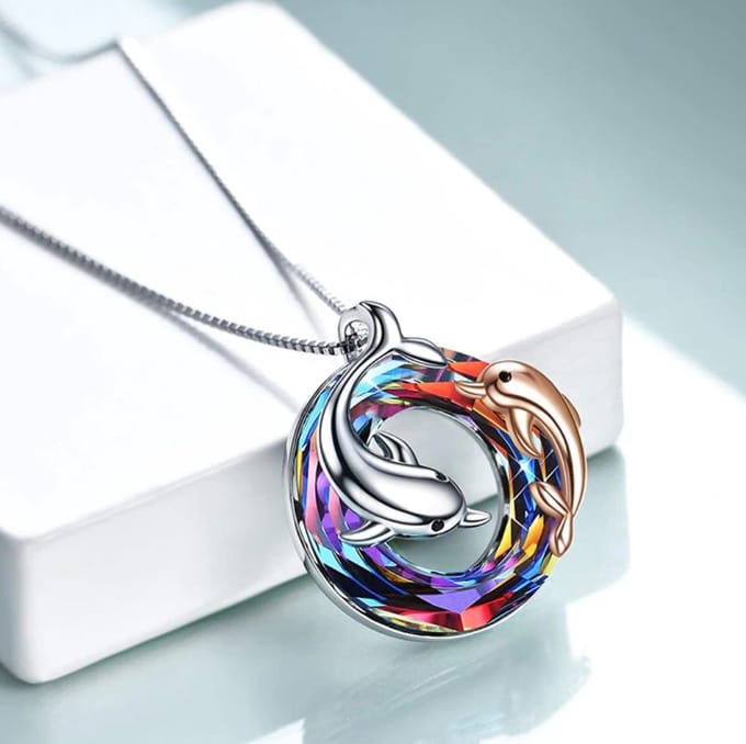 Ketting met ronde hanger dolfijnen