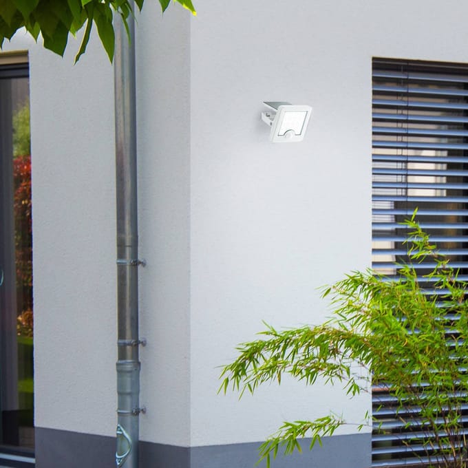 Brilliant Luton - Buiten wandlamp - LED 4W - Solar - Sensor - 540 lm - 4000K - IP65 - Wit