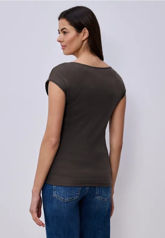 Shirt zonder mouwen met diamanten halslijn