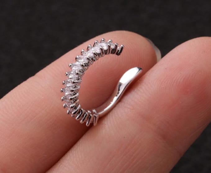 Ear cuff met vierkante steentjes | zilver gekleurd