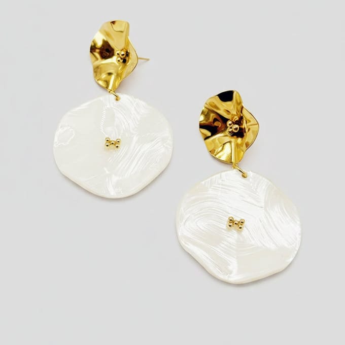 Dames Statement Oorbellen Goudkleurig met Parelmoer Effect – RVS Oorbellen 6.5 cm