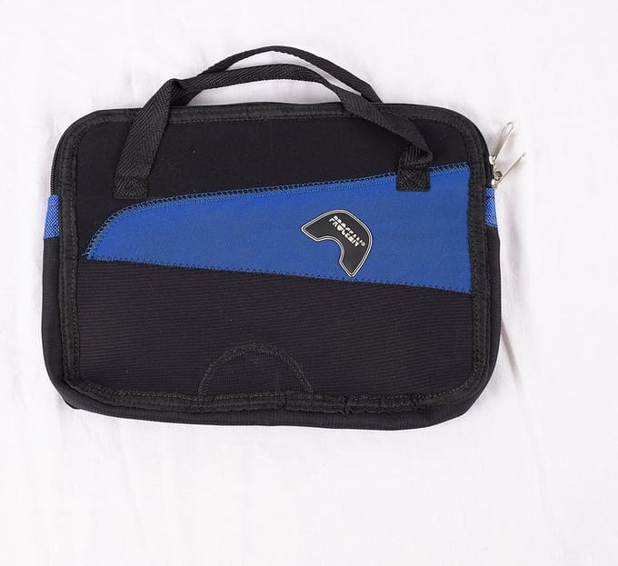 Recycle ipad tas | Procean | Zwart met Blauwe details