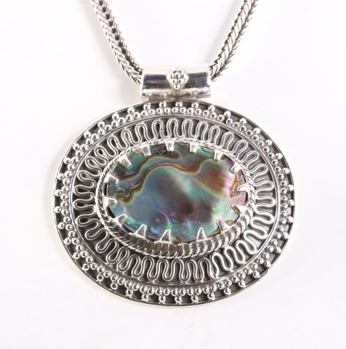 Traditionele bewerkte zilveren hanger met abalone schelp aan vossenstaart ketting