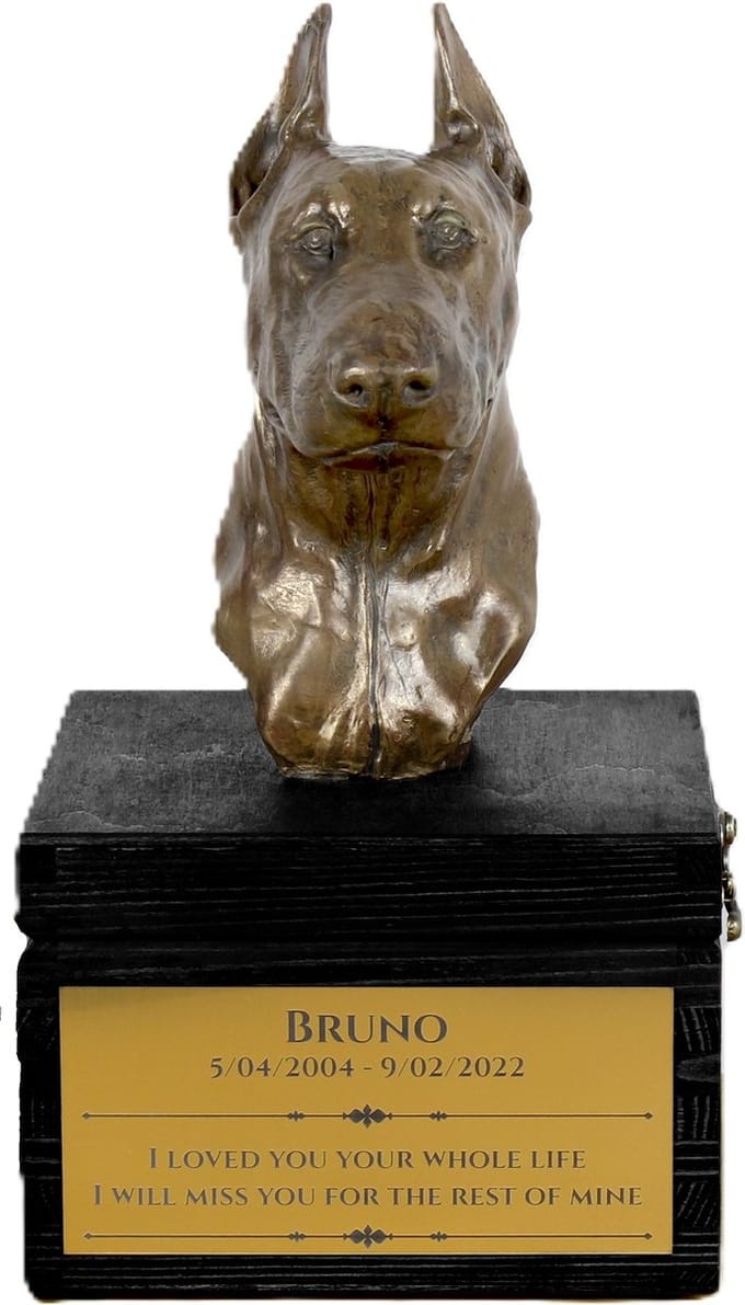Urn met gravure en sculptuur van een Dobermann, handgemaakt kunstwerk