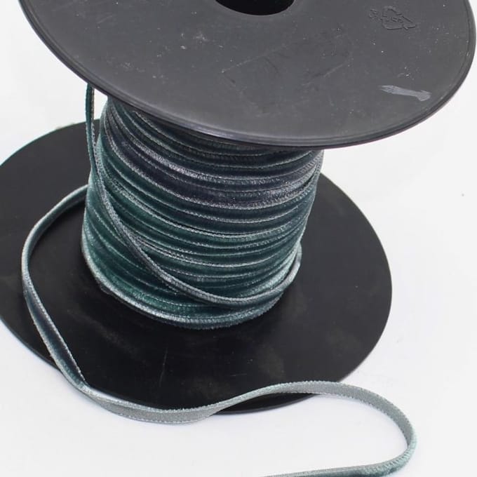 5 Meter ENKELZIJDIG FLUWEEL LINT / VELOURSLINT, Breedte 4MM, Franse Kwaliteit, Kleur GRIJS