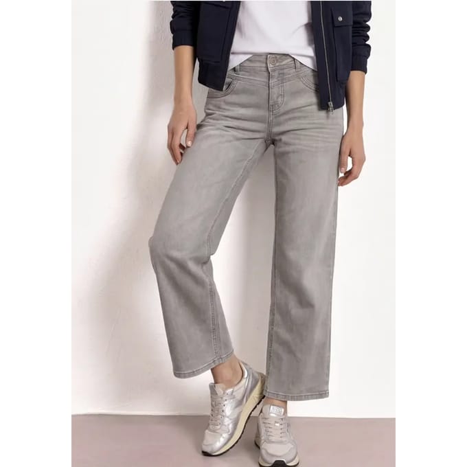 7/8 Mid Waist straight leg jeans in casual fit
