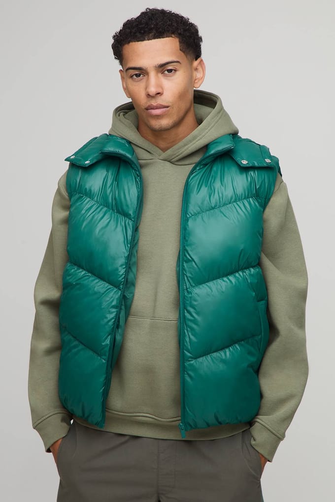 Normale pasvorm glanzend gepaneleerd capuchon met trechter puffer gilet | Green | Size Medium