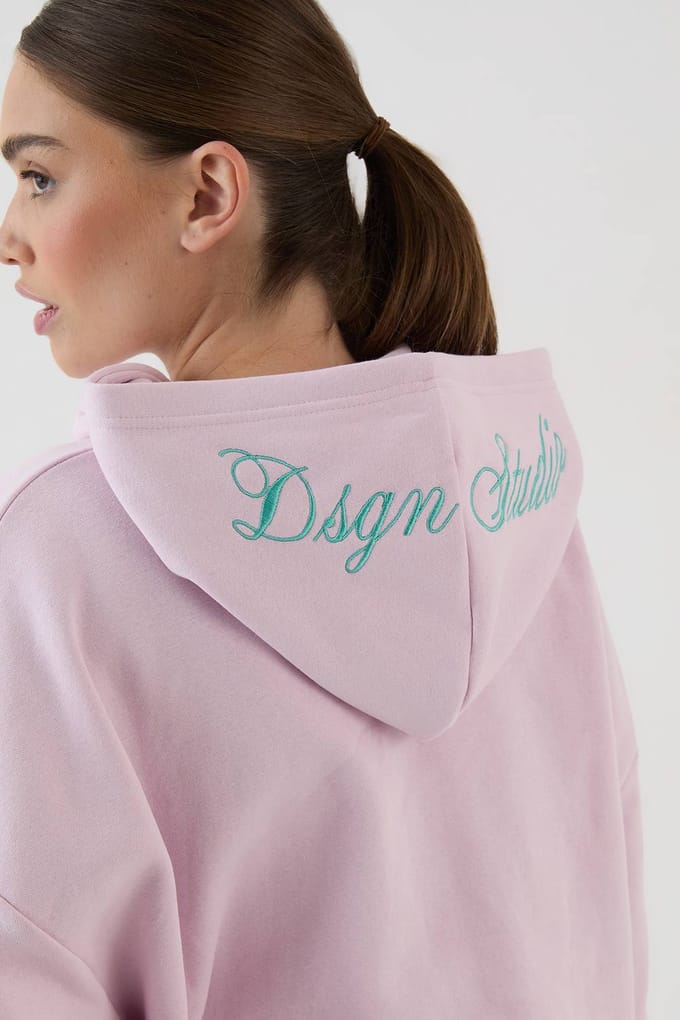 Dames Dsgn Studio Geborduurd Hoodie En Short Trainingspak Met Script | Light Pink | Maat: 3XL