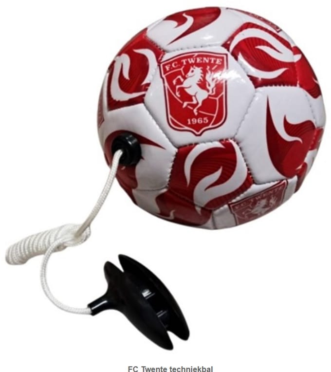 FC Twente techniekbal, dus kleiner dan een gewone voetbal