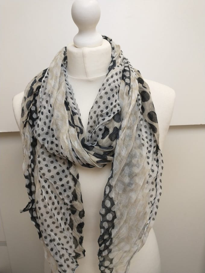 Lange dames sjaal Suzana gestipt motief zwart wit beige
