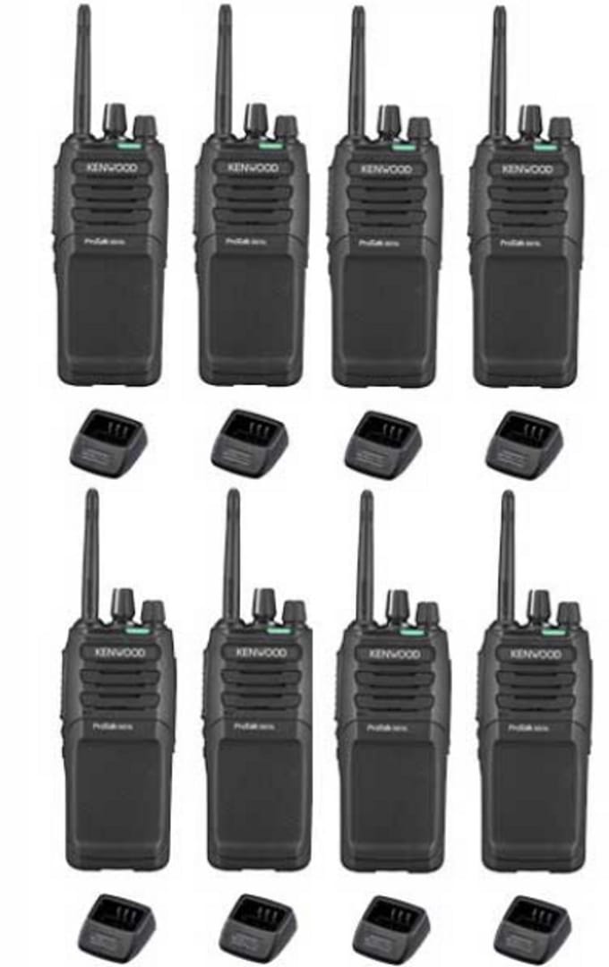Set van 8 Kenwood TK-3701D IP55 Portofoon met tafellader