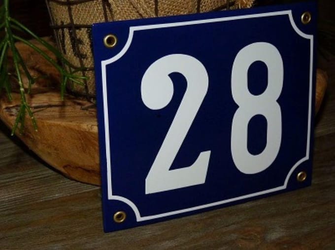 Emaille huisnummer 18x15 blauw/wit nr. 28