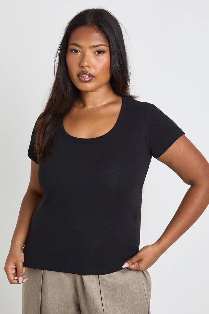 boohoo Dames Plus Basic geribbelde scoopneck nauwsluitende korte mouw top | Zwart | Maat: 44