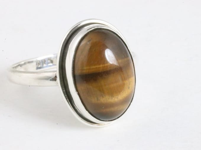Ovale zilveren ring met tijgeroog - maat 18