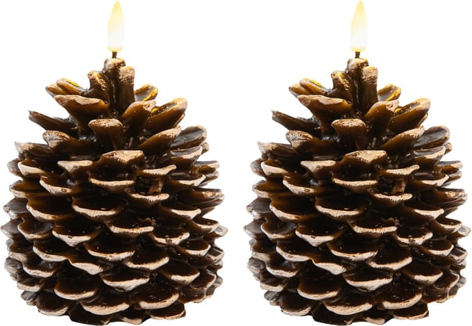 Anna's Collection LED dennenappel kaars - 2x - bruin - 12.5 x 10.5 cm - met timer