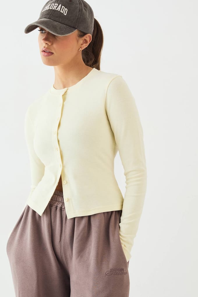 Dames DSGN Studio Ronde Hals Doorknoop Lange Mouw Top | Boter | Maat: 2XL