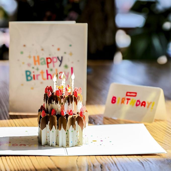 Pop up verjaardagskaart aardbei chocolade taart